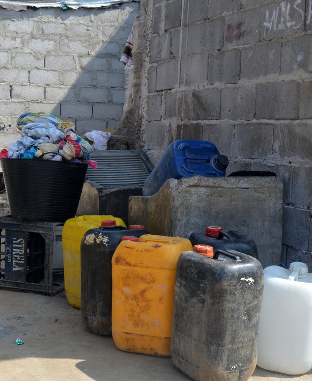 Nelle case prive di allacciamento alla rete idrica l'acqua viene portata con bidoni di recupero bidoni per il trasporto dell'acqua