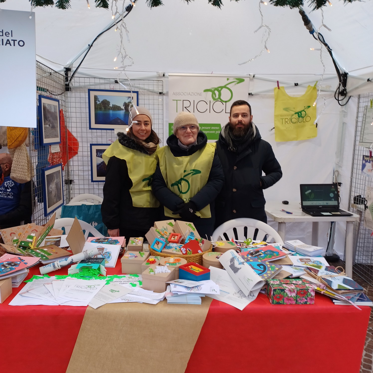 I volontari sotto al gazebo