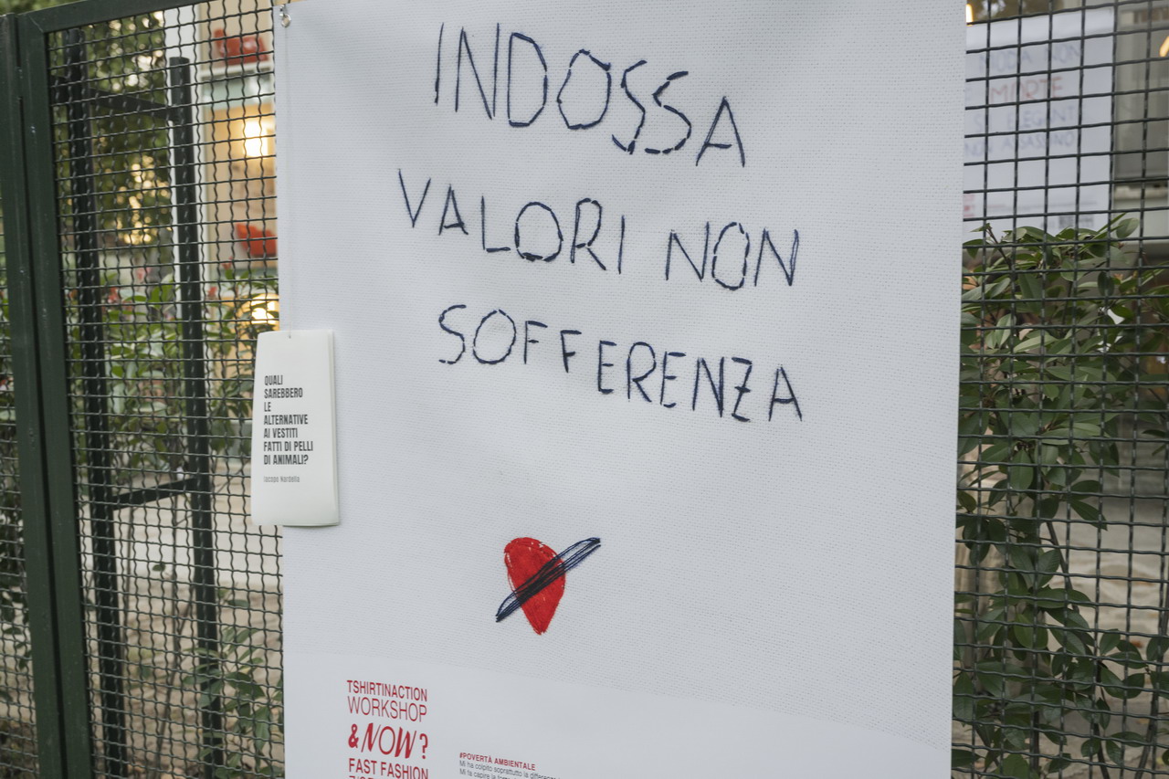 I manifesti all'esterno della Biblioteca Geisser