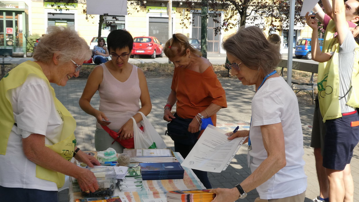 si allestisce il gazebo informativo