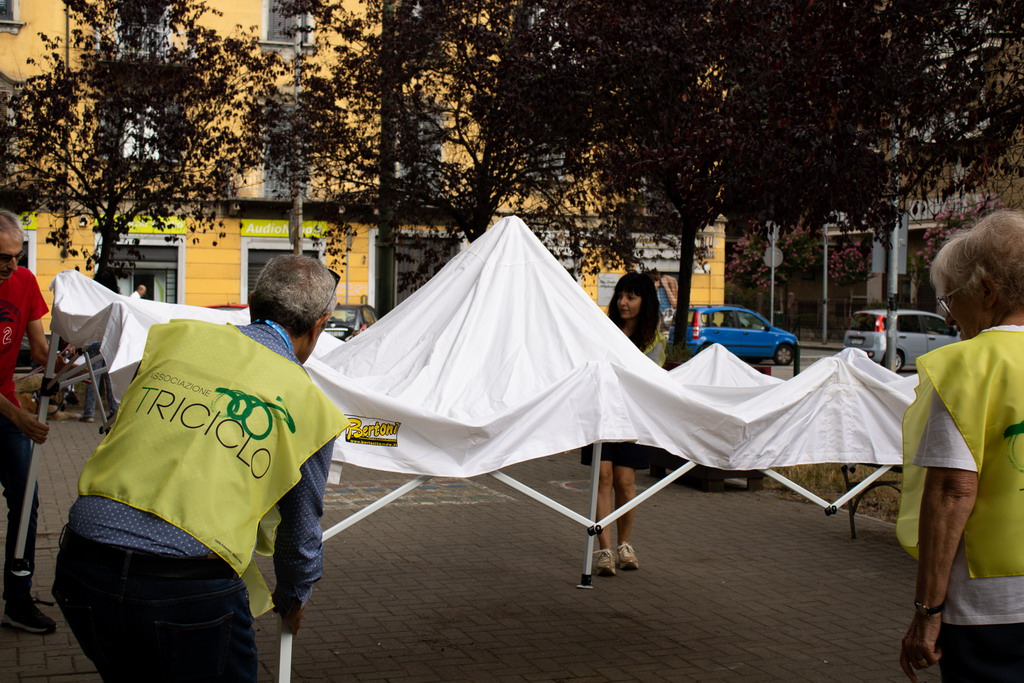 si allestisce il gazebo informativo