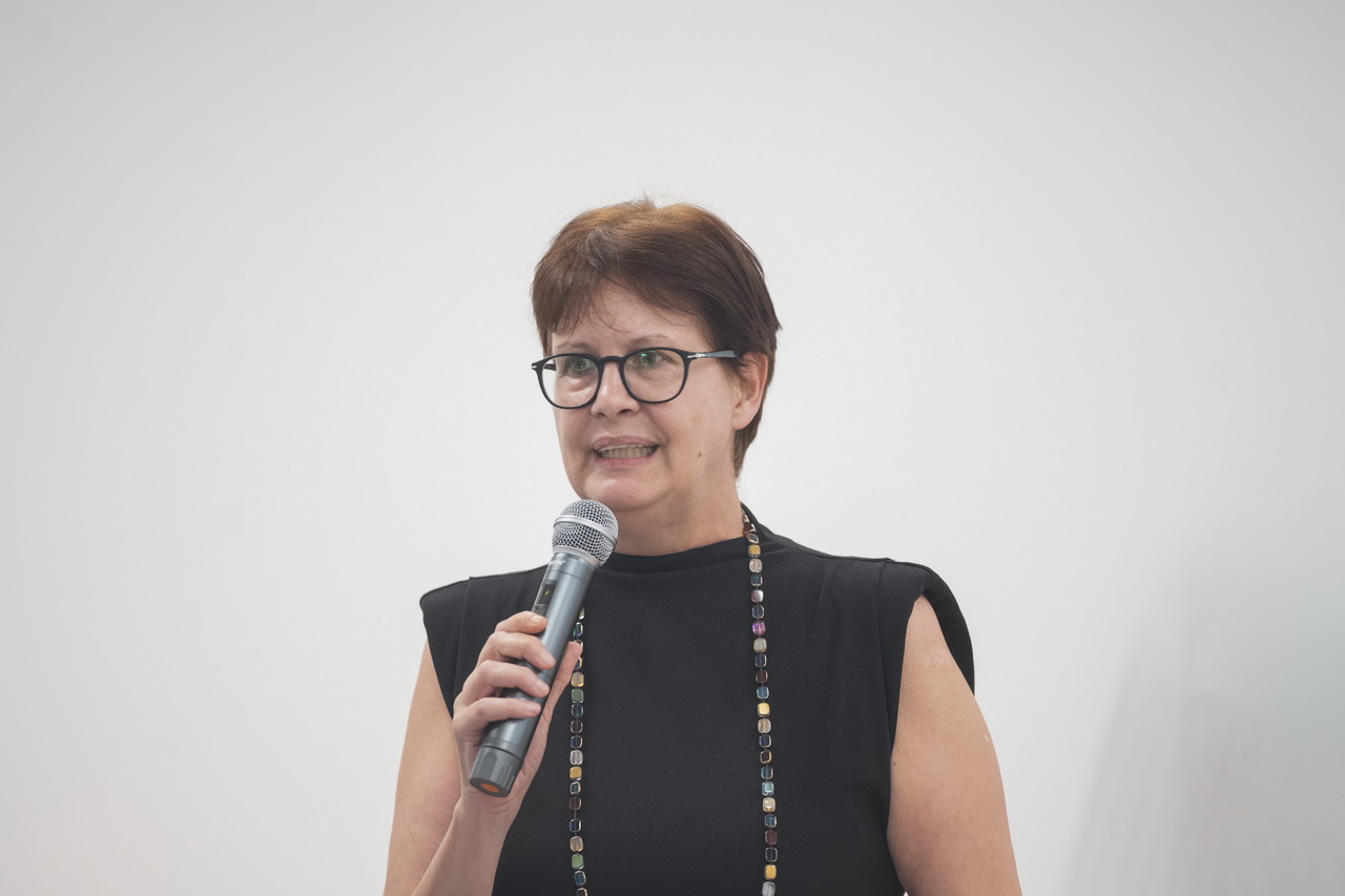 Cecilia Cognigni rivolge il suo saluto al pubblico Cecilia Cognigni rivolge il suo saluto al pubblico