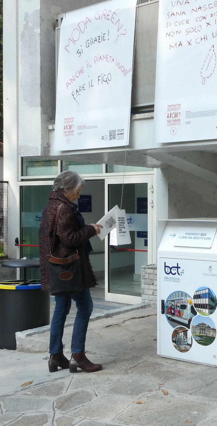 I partecipanti esaminano i cartelli dei manifesti esposti