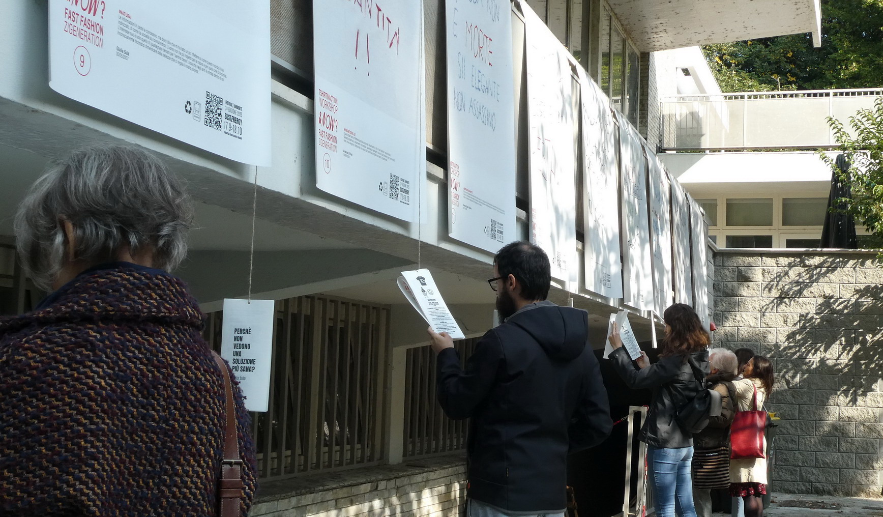 I partecipanti esaminano i cartelli dei manifesti esposti I partecipanti esaminano i cartelli dei manifesti esposti