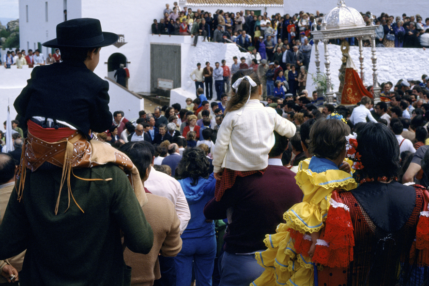 Fotografia di Gianni Vecchiato "Processione nel villaggio andaluso Puebla de Guznam" fotografia della mostra