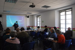 Fotografia della sala durante una relazione