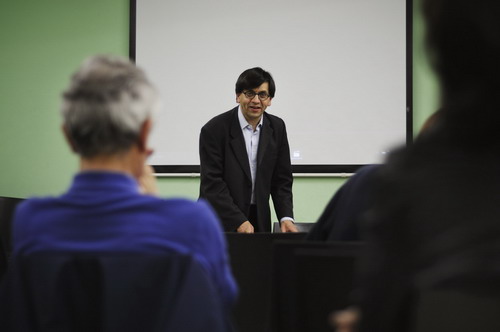 Fotografia del Prof. Dansero, ripreso da uno spiraglio tra persone del pubblico, mentre sta illustrando i temi del film. Il Prof. Dansero commenta il film