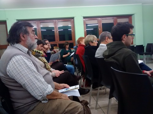 il pubblico segue la proiezione