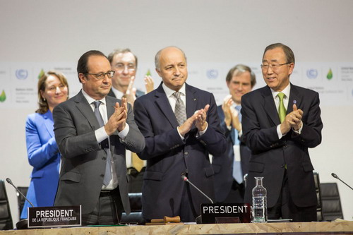 L'annuncio dell'accordo Il presidente francese, Francois Hollande, il ministro degli esteri e presidente della Cop21, Laurent Fabius e il segretario generale ONU, Ban Ki-moon applaudono dopo l'annuncio dell'accordo finale. Foto: UNFCCC