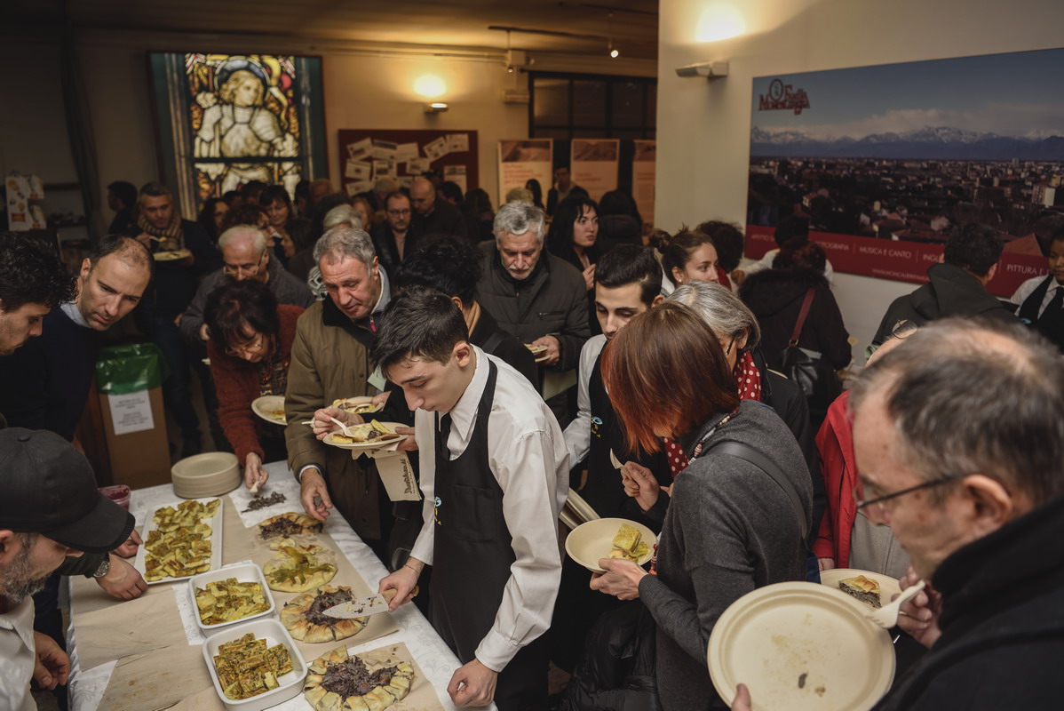 Buffet con i prodotti bio di La Luna nel Cesto e il servizio degli alunni dell'IIS Giolitti di Torino Buffet con i prodotti bio di La Luna nel Cesto e il servizio degli alunni dell'IIS Giolitti di Torino