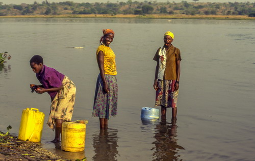 Roberto Bernacchioni - Donne che attingono l'acqua dal fiume Nilo Vittoria (Uganda) Fotografia che ha vinto il terzo premio della sezione 4 "L'acqua e la fatica delle donne in Italia e nel mondo" - Roberto Bernacchioni "Donne che attingono acqua dal fiume Nilo Vitoria - Uganda"