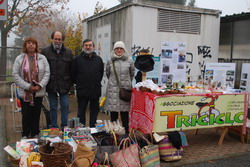 soci di Triciclo di fronte allo stand