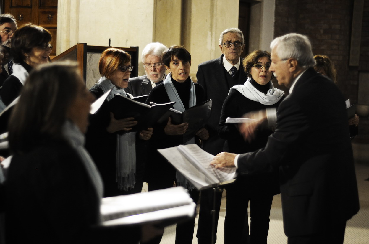 Il Maestro Monasterolo dirige il coro InCantando Il Maestro Monasterolo dirige il coro InCantando