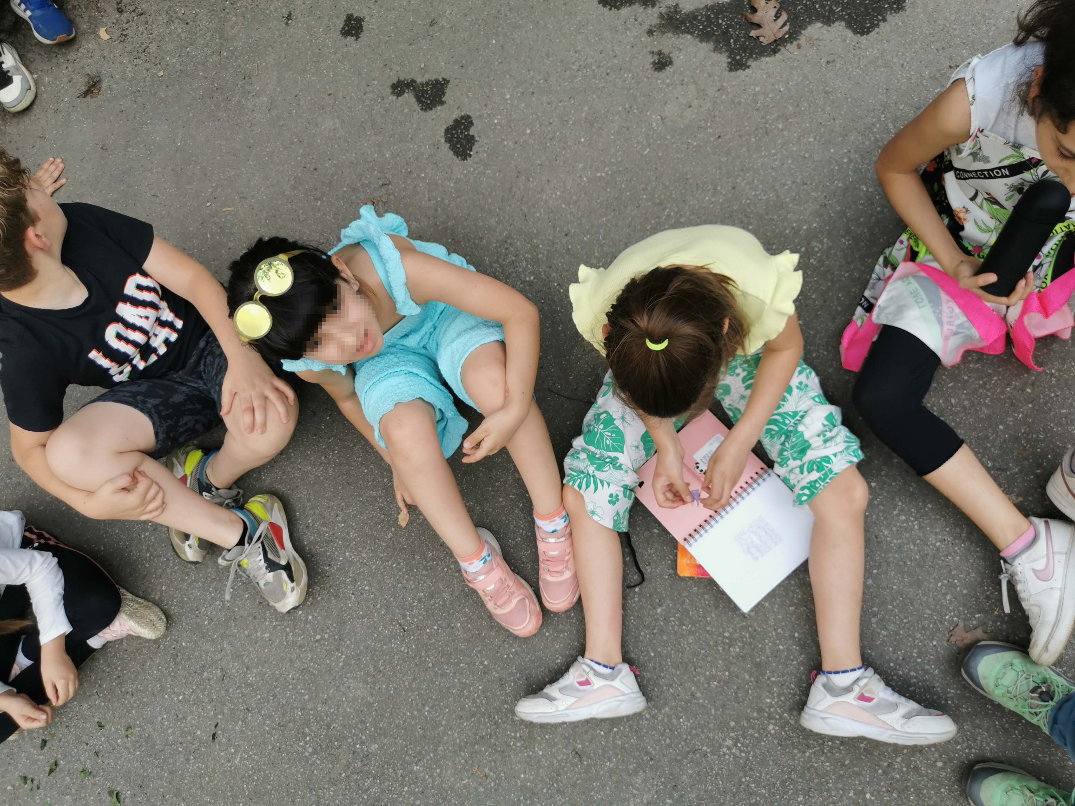 Gruppo di alunni in cortile
