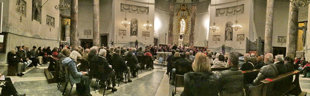 Chiesa gremita di pubblico Chiesa gremita di pubblico
