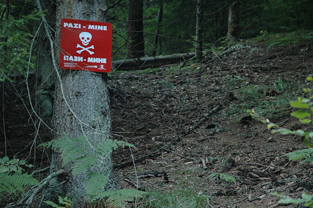 Campo con cartello mine